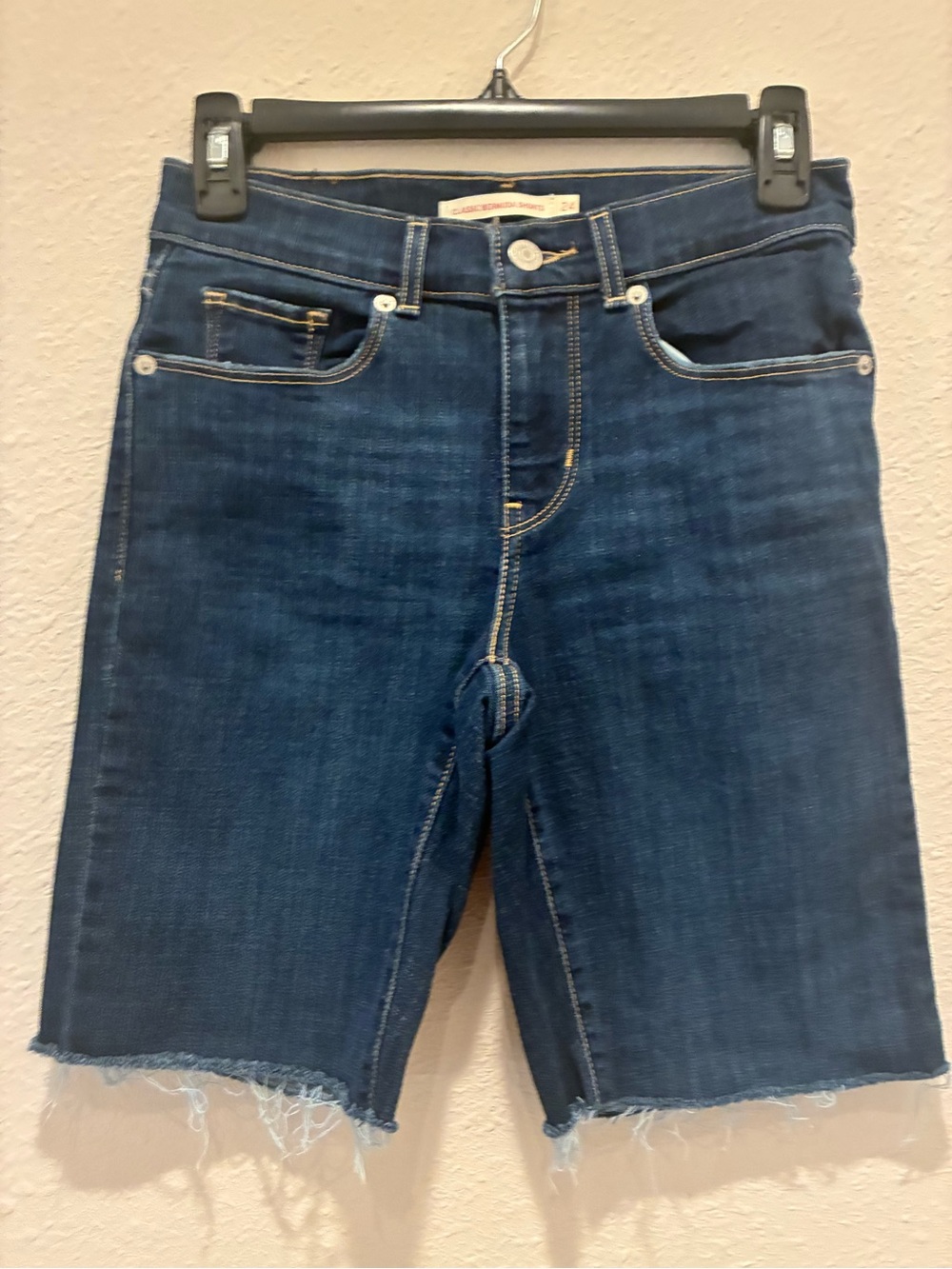 Levi Strauss & Co. Women's Classic Bermuda Shorts size 24 - Read